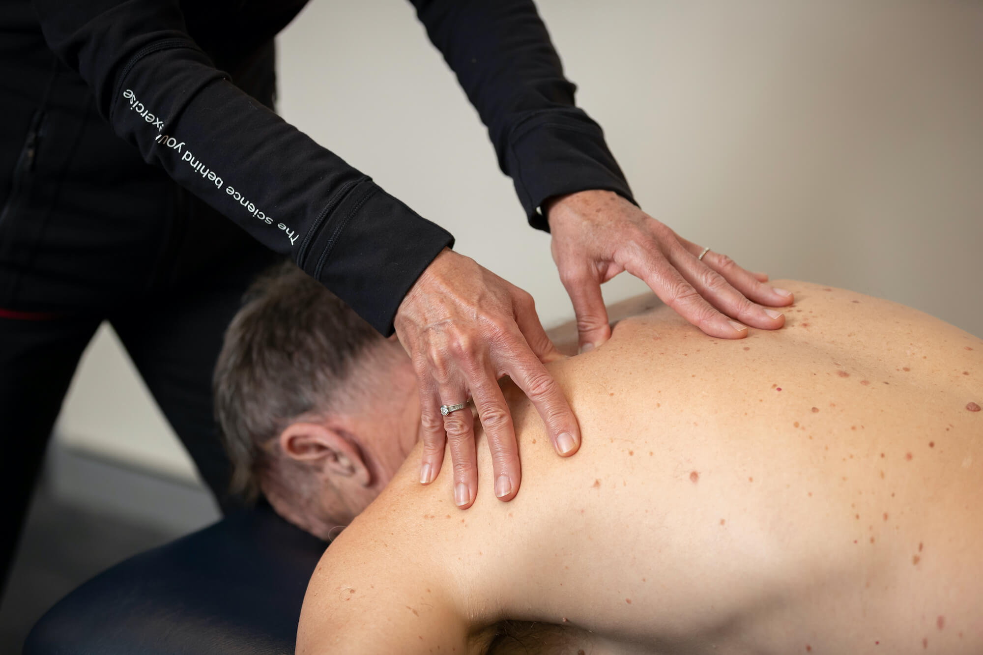 man upper back physiotherapy